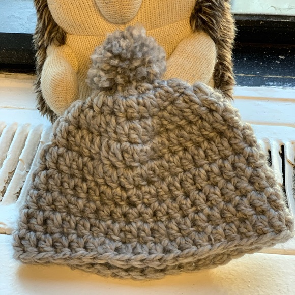 Handmade baby beanie hat crocheted with pompom - Picture 1 of 3